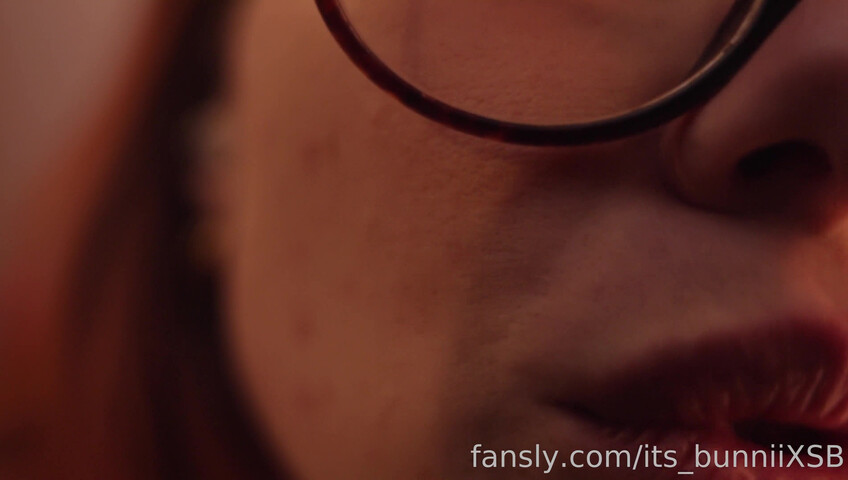 Its_bunnii - Shy Nerdy Girl Gets Close