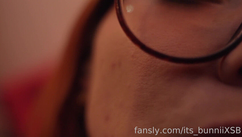 Its_bunnii - Shy Nerdy Girl Gets Close
