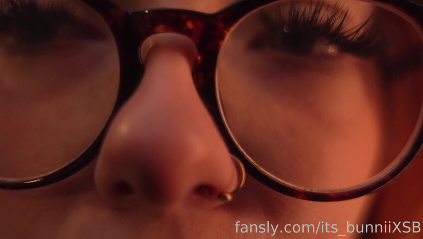 Its_bunnii - Shy Nerdy Girl Gets Close