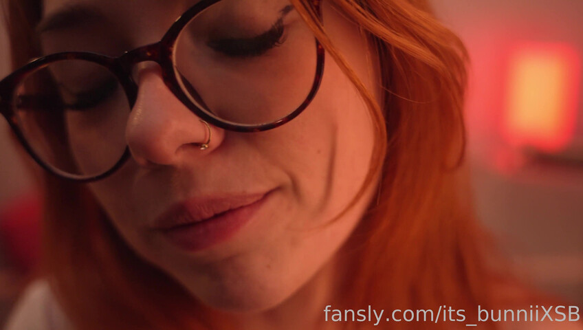 Its_bunnii - Shy Nerdy Girl Gets Close