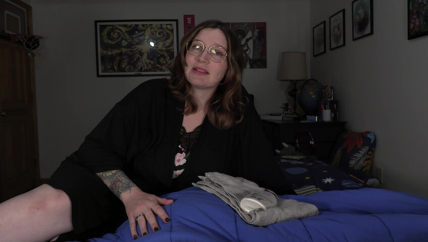 Bettie Bondage - Mom's Distracting Pregnant Body