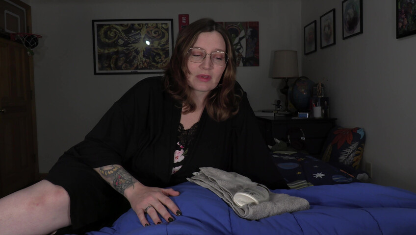 Bettie Bondage - Mom's Distracting Pregnant Body