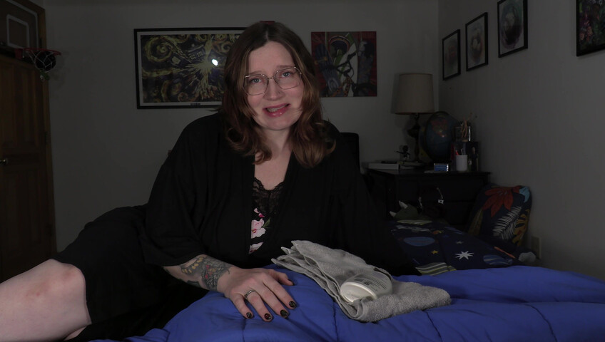 Bettie Bondage - Mom's Distracting Pregnant Body