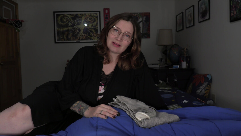 Bettie Bondage - Mom's Distracting Pregnant Body
