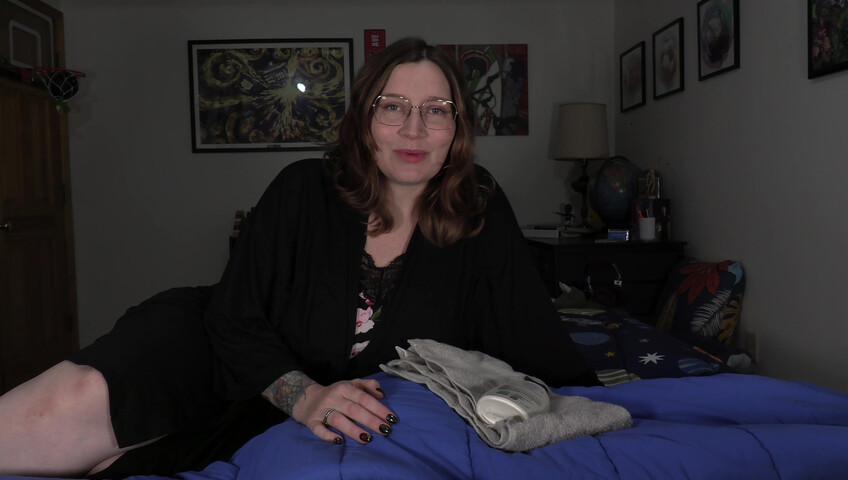 Bettie Bondage - Mom's Distracting Pregnant Body