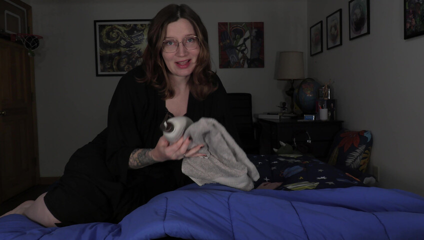 Bettie Bondage - Mom's Distracting Pregnant Body