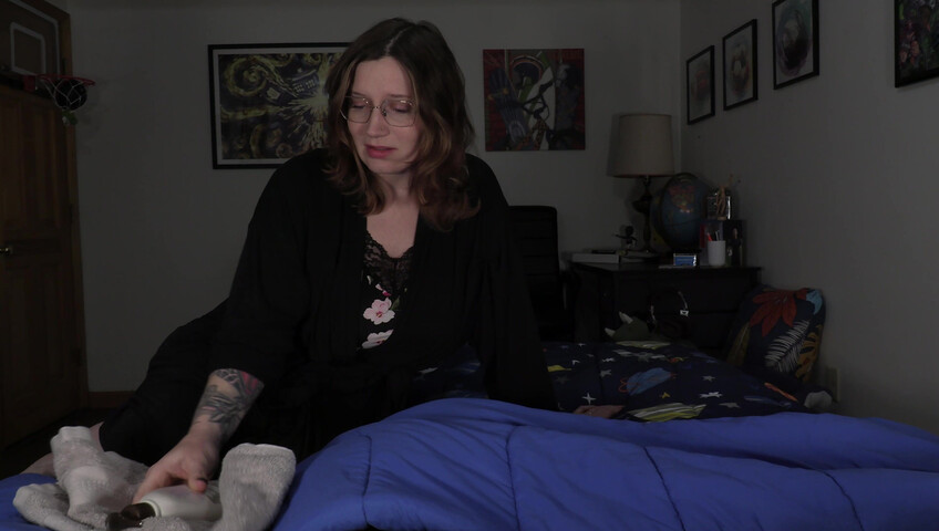 Bettie Bondage - Mom's Distracting Pregnant Body