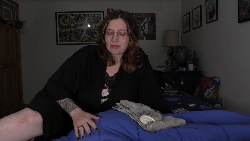 Bettie Bondage - Mom's Distracting Pregnant Body
