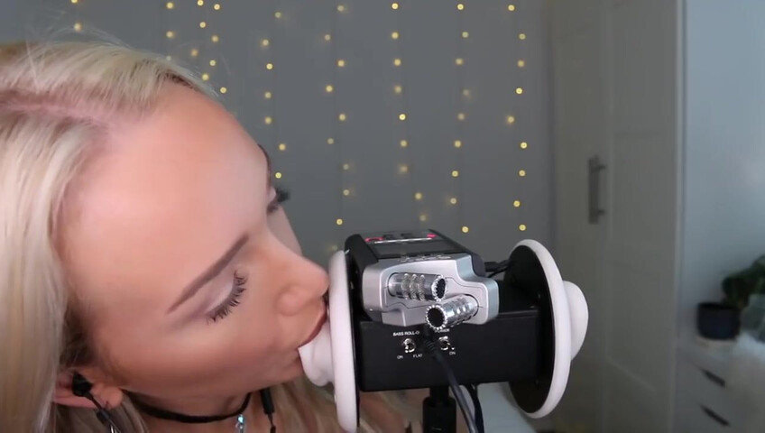 GwenGwiz ASMR Ear Licking & Sucking !