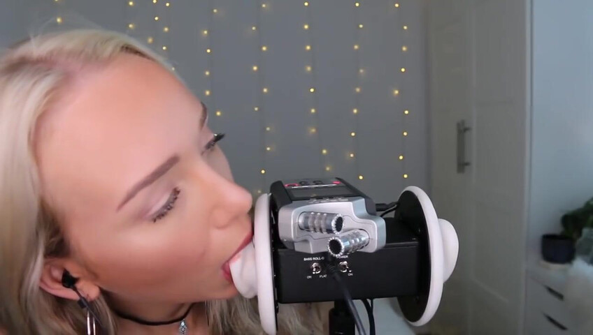 GwenGwiz ASMR Ear Licking & Sucking !