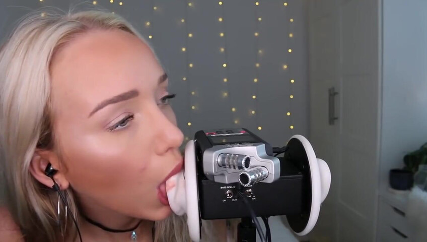 GwenGwiz ASMR Ear Licking & Sucking !