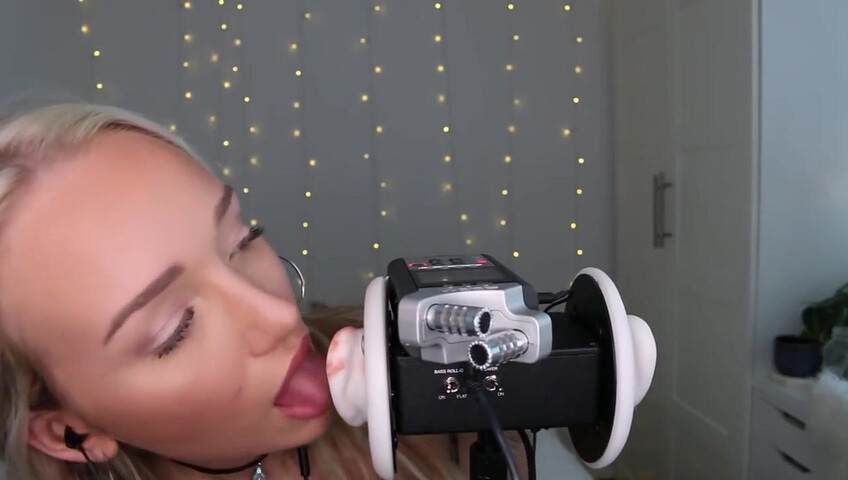 GwenGwiz ASMR Ear Licking & Sucking !