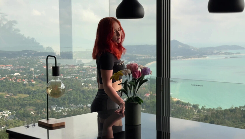 Zorra guapa: pelirroja le hace una paja con los pies tras un masaje, se folla al chico y acaba con semen en los pies