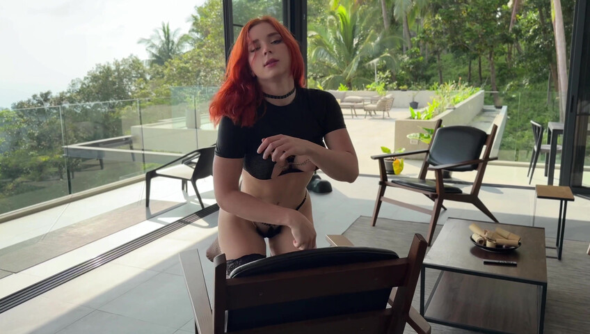 Zorra guapa: pelirroja le hace una paja con los pies tras un masaje, se folla al chico y acaba con semen en los pies