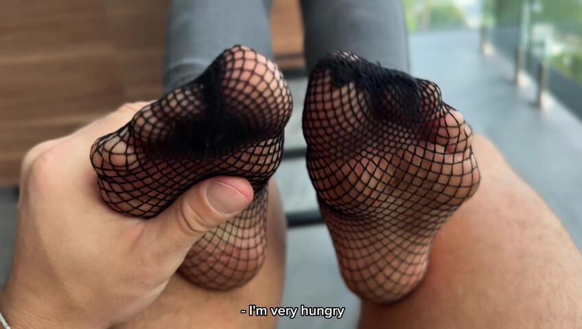 Sweetie Fox - Une rousse se fait branler les pieds après un massage, puis la baise et se fait éjaculer sur les pieds