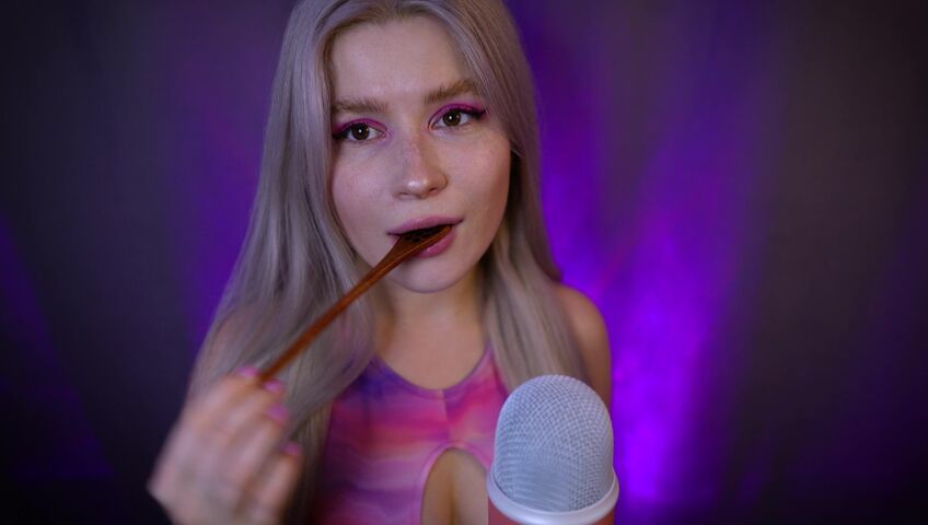 Lerka ASMRka - Honey Spoon + Mouth Sounds = Insane Tingles