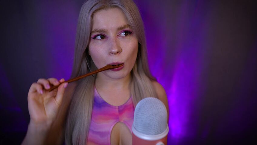 Lerka ASMRka - Honey Spoon + Mouth Sounds = Insane Tingles