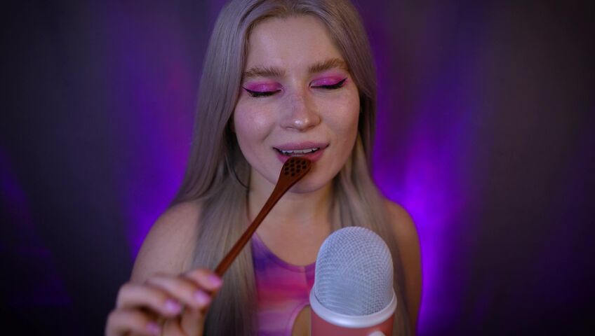 Lerka ASMRka - Honey Spoon + Mouth Sounds = Insane Tingles