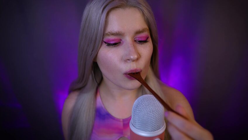 Lerka ASMRka - Honey Spoon + Mouth Sounds = Insane Tingles