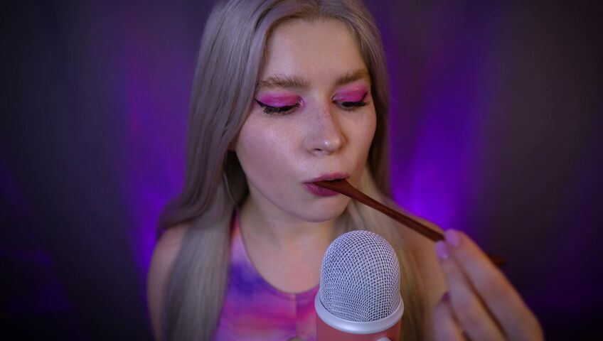 Lerka ASMRka - Honey Spoon + Mouth Sounds = Insane Tingles