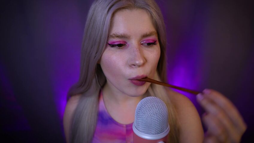 Lerka ASMRka - Honey Spoon + Mouth Sounds = Insane Tingles