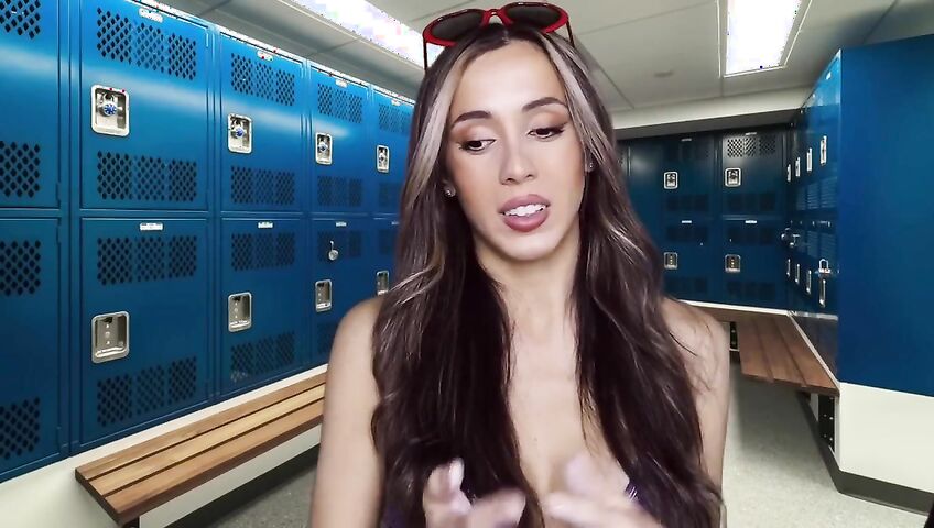 Isabella ASMR - Flirty barber gives you a handjob