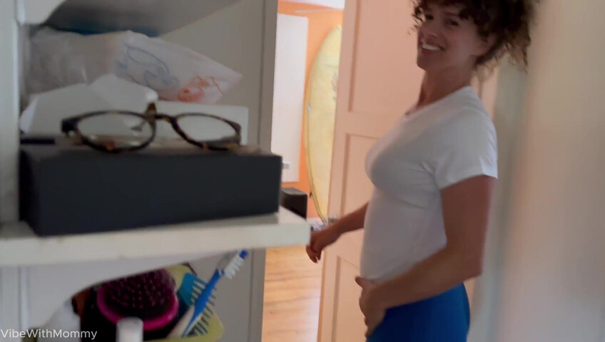 Vibewithmommy – Stiefmutters schockierender Creampie: Sie schöpft mein Sperma heraus und bettelt dann um meine Besamung
