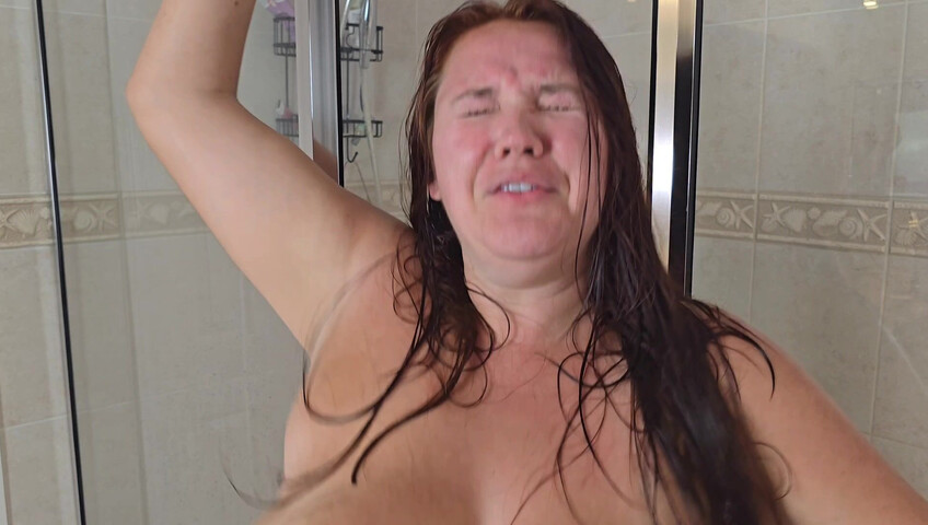 Annabelle Rogers - Sorprendere la matrigna di un amico sotto la doccia porta al sesso