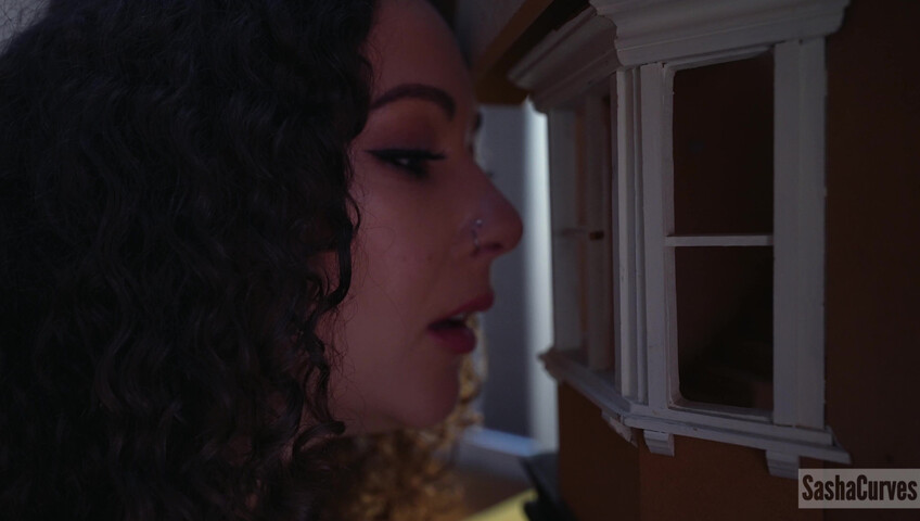 Sasha Curves - Giantess Step Moms House