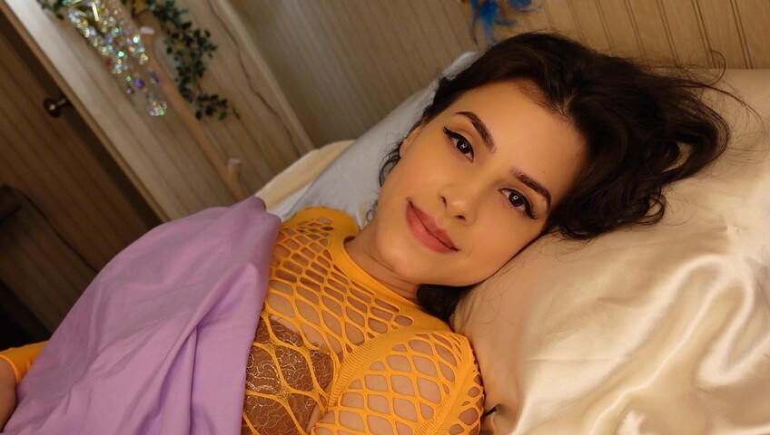 Irma la dulce ASMR - Novia, parte 2: mimos y paja en la cama