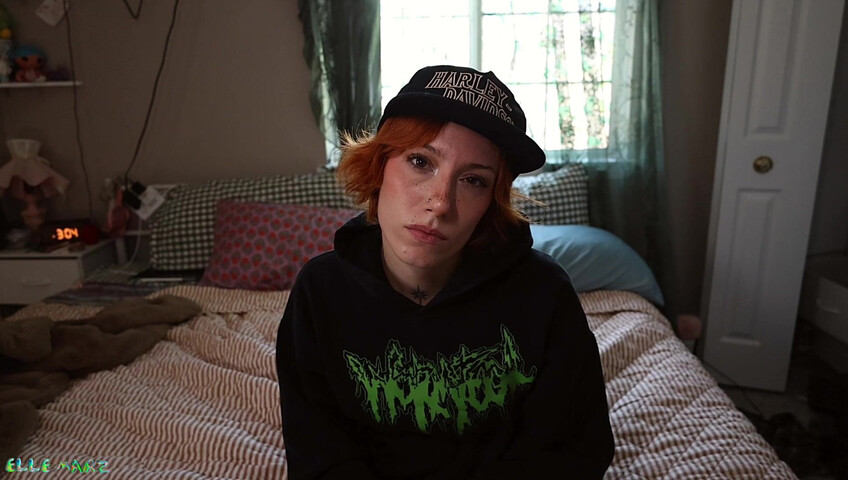 Elle Marz - enteada gay rebelde