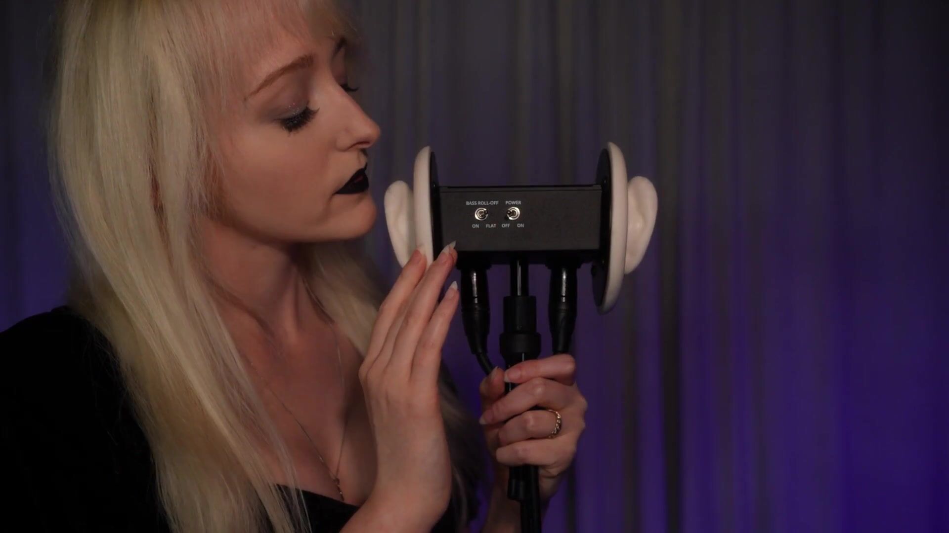 Lauralemurex ASMR - gothic oorlikken & oorknabbelen