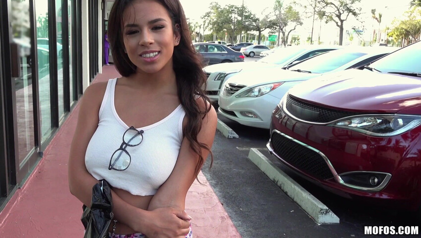 Autumn Falls se fait prendre dans une ruelle - fellation - en extérieur - sexe - amateur - gros seins - gros cul sexy - femme noire avec un homme blanc - fellation en extérieur - coquin - Latina avec un homme blanc
