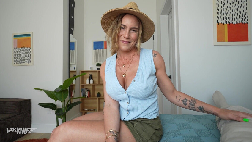 Aderesquin se fait remplir l'anus par Jak Knife - anal - fellation - sexe - gorge profonde - chambre à coucher - jeu de rôle - blonde - crachat - milf - gros seins