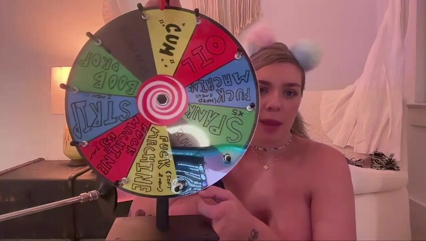 Gabbie Carter fait tourner la roue pour s'amuser en solo - masturbation - gros seins - gode - blonde - machine à baiser - tatouages - HD - machine sexuelle - gros seins - gros seins naturels