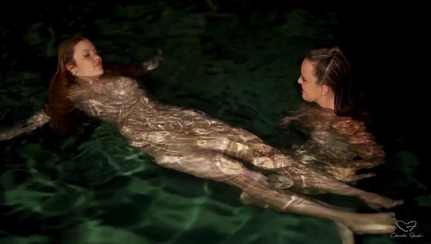 La nuit de baignade lesbienne d'Elly Clutch et Charlie Forde - lesbiennes - en plein air - doigtage lesbien - lac - rousse - seins naturels - corps naturel - gros seins naturels - nature - fisting
