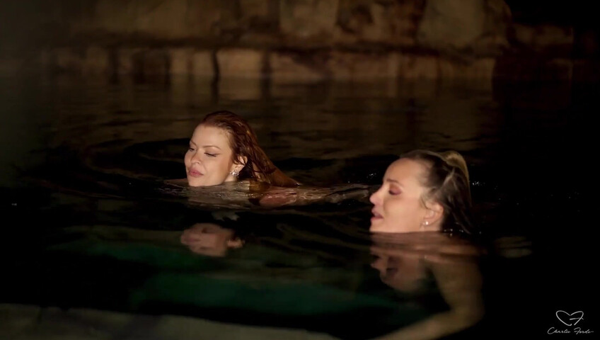 La nuit de baignade lesbienne d'Elly Clutch et Charlie Forde - lesbiennes - en plein air - doigtage lesbien - lac - rousse - seins naturels - corps naturel - gros seins naturels - nature - fisting