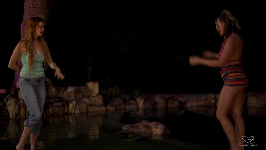 La nuit de baignade lesbienne d'Elly Clutch et Charlie Forde - lesbiennes - en plein air - doigtage lesbien - lac - rousse - seins naturels - corps naturel - gros seins naturels - nature - fisting
