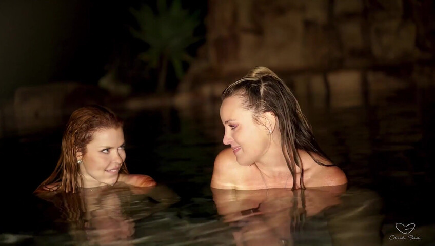 La nuit de baignade lesbienne d'Elly Clutch et Charlie Forde - lesbiennes - en plein air - doigtage lesbien - lac - rousse - seins naturels - corps naturel - gros seins naturels - nature - fisting