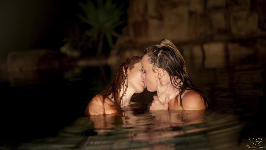 La nuit de baignade lesbienne d'Elly Clutch et Charlie Forde - lesbiennes - en plein air - doigtage lesbien - lac - rousse - seins naturels - corps naturel - gros seins naturels - nature - fisting