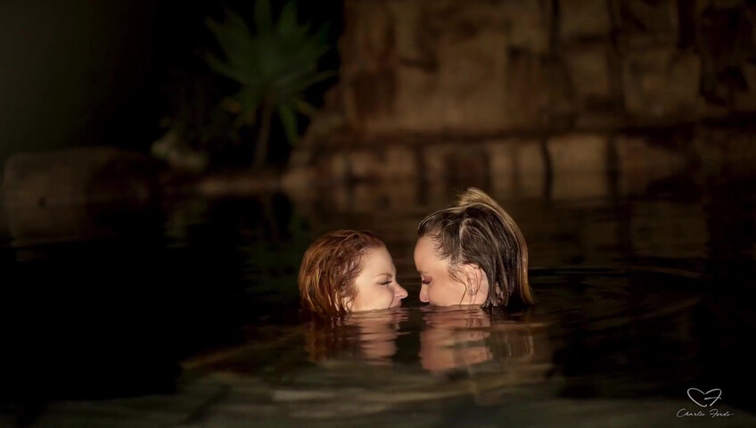 La nuit de baignade lesbienne d'Elly Clutch et Charlie Forde - lesbiennes - en plein air - doigtage lesbien - lac - rousse - seins naturels - corps naturel - gros seins naturels - nature - fisting