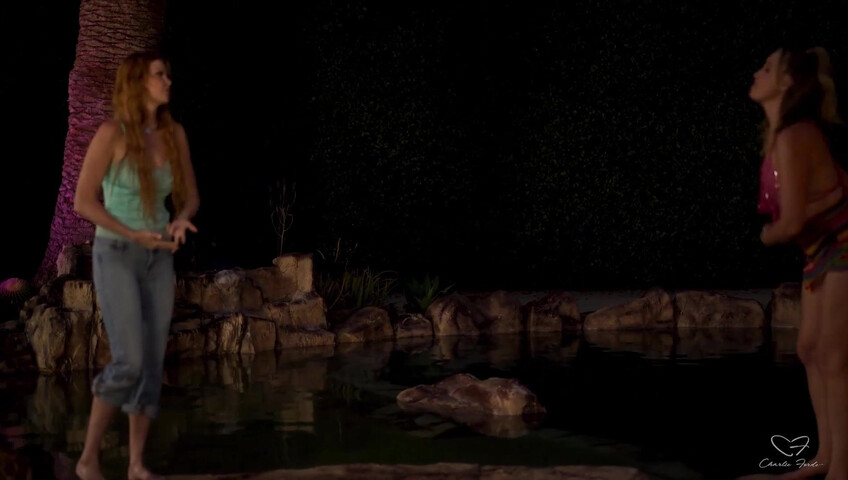 La nuit de baignade lesbienne d'Elly Clutch et Charlie Forde - lesbiennes - en plein air - doigtage lesbien - lac - rousse - seins naturels - corps naturel - gros seins naturels - nature - fisting