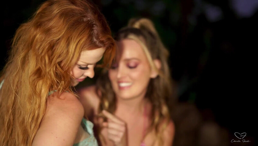 La nuit de baignade lesbienne d'Elly Clutch et Charlie Forde - lesbiennes - en plein air - doigtage lesbien - lac - rousse - seins naturels - corps naturel - gros seins naturels - nature - fisting