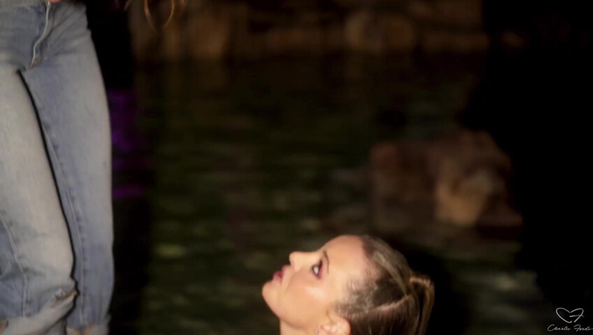 La nuit de baignade lesbienne d'Elly Clutch et Charlie Forde - lesbiennes - en plein air - doigtage lesbien - lac - rousse - seins naturels - corps naturel - gros seins naturels - nature - fisting