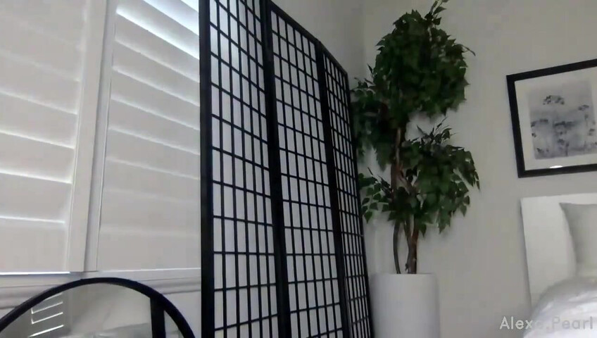 Alexa Pearl Rubs Her Pussy Sore During This Live Show - HD