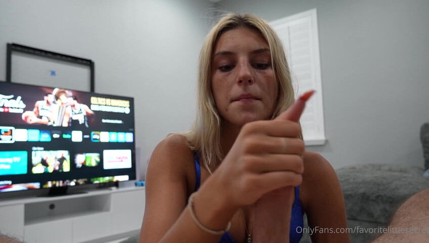 Ambie Bambi fait du Joi tout en branlant une bite - masturbation - branlette - blonde - blonde sexy - petits seins - seins à l'air - petite - fellation - fellation - nue sexy - Joi
