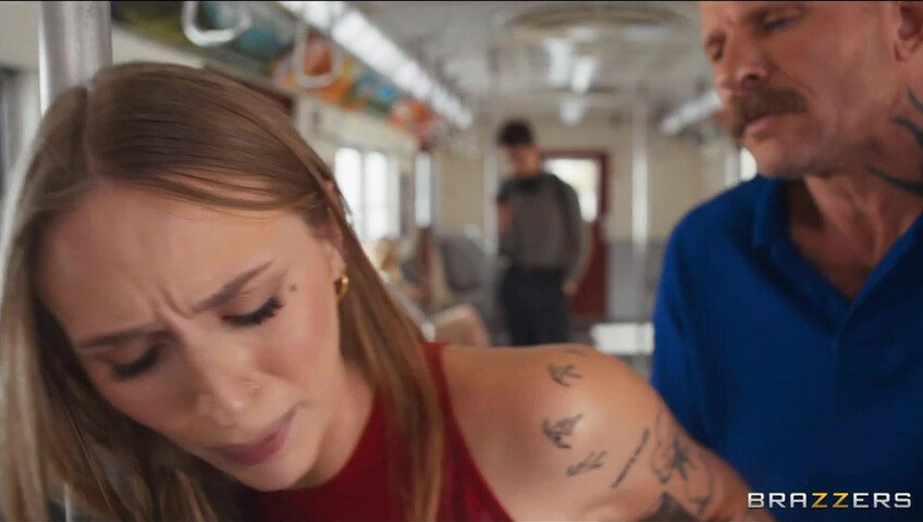 Angel Youngs si fa scopare su un treno - pompino - sesso - pawg