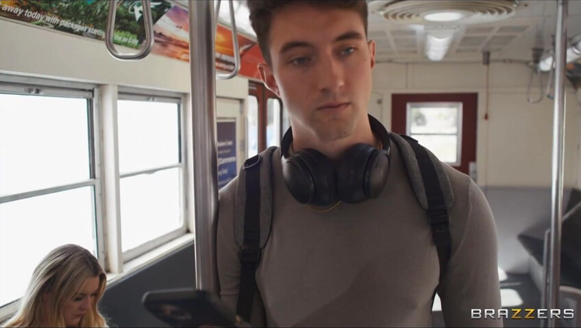 Angel Youngs si fa scopare su un treno - pompino - sesso - pawg