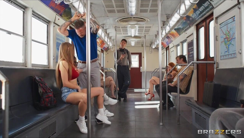 Angel Youngs si fa scopare su un treno - pompino - sesso - pawg