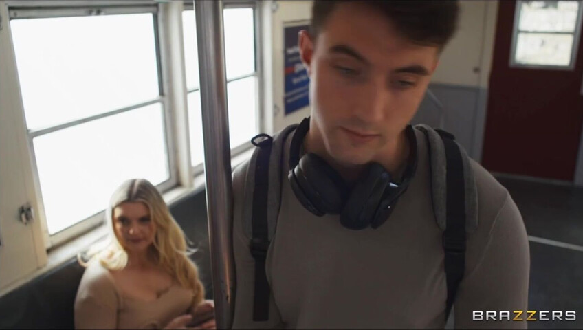 Angel Youngs si fa scopare su un treno - pompino - sesso - pawg